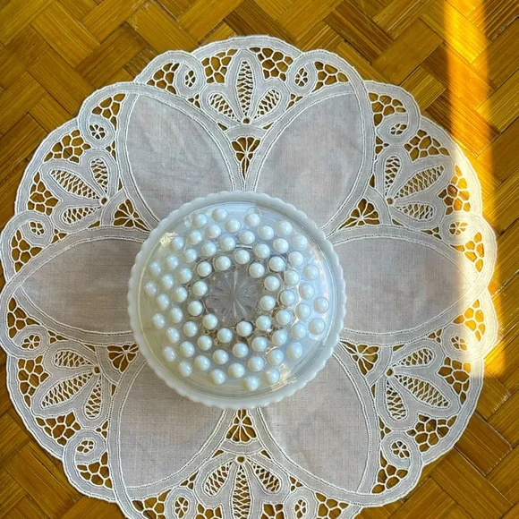 Vintage Hobnail dresser box milky glass - Picture 9 of 9